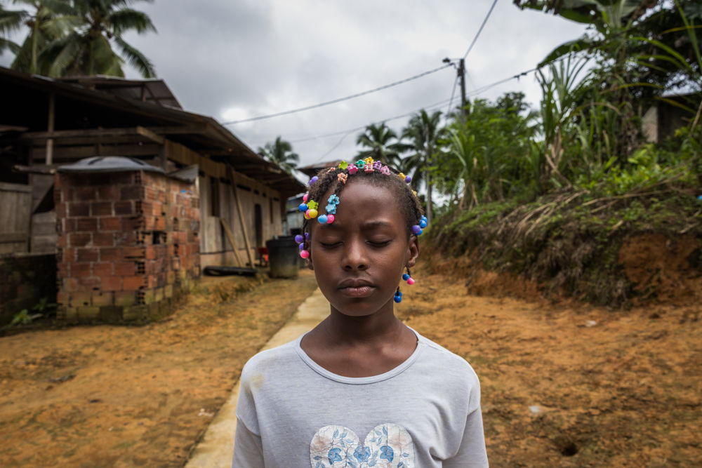 The tradition of healing with plants is part of children's learning in Chachajo. Due to the armed conflict and the few opportunities for study and work, many parents leave the area and they are left to be looked after by their grandparents. Chachajo, Alto Baudó, Chocó.