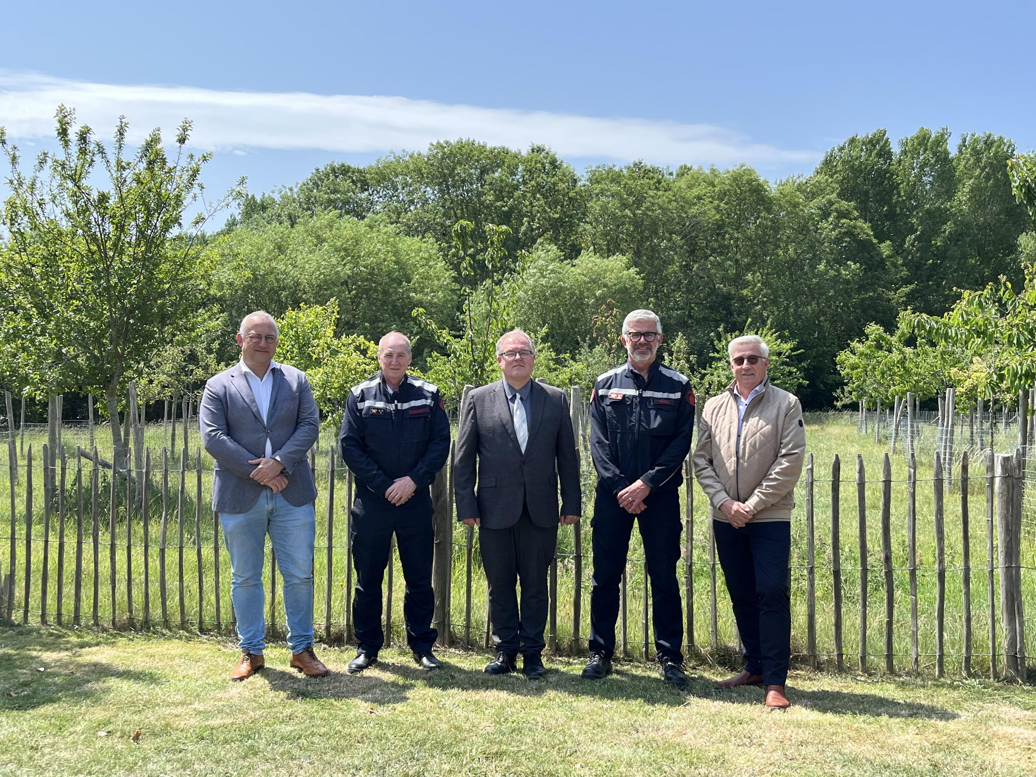 Van links naar rechts: schepen Wim Demeester, kapitein Richard Vandenabeele (postoverste brandweerpost Nieuwpoort), burgemeester Kris Vandecasteele, kolonel Kristof Dorné (zonecommandant Brandweer Westhoek) en schepen Jos Decorte op de nieuwe locatie.