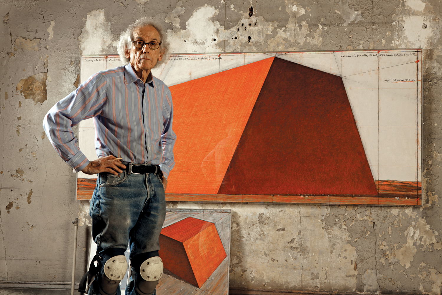 Christo in seinem Studio mit einer Vorzeichnung für "The Mastaba". (2012)
Photo: Wolfgang Volz
© 2012 Christo

(Nur zu redaktionellen Zwecken)