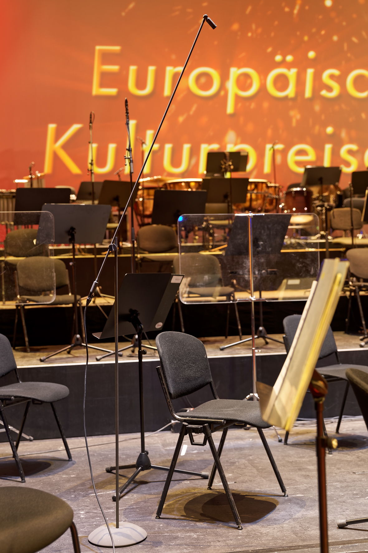 Sennheiser MKH 8040 with a special signal-carrying boom arm, stand and MZFS 8000 floor stand