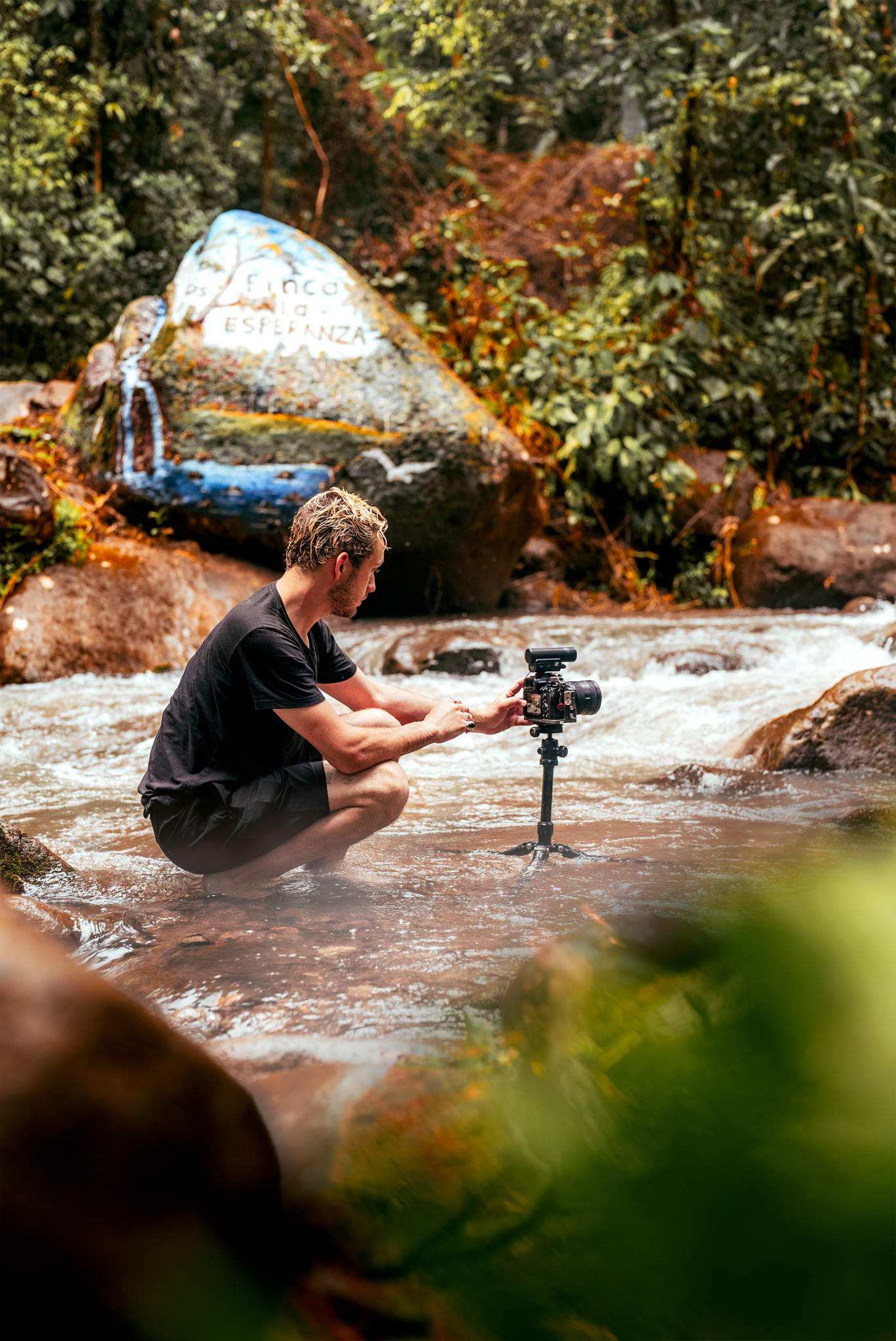 The highly directional MKE 400 microphone will be your rugged companion for every creative endeavor The highly directional MKE 400 microphone will be your rugged companion for every creative endeavor