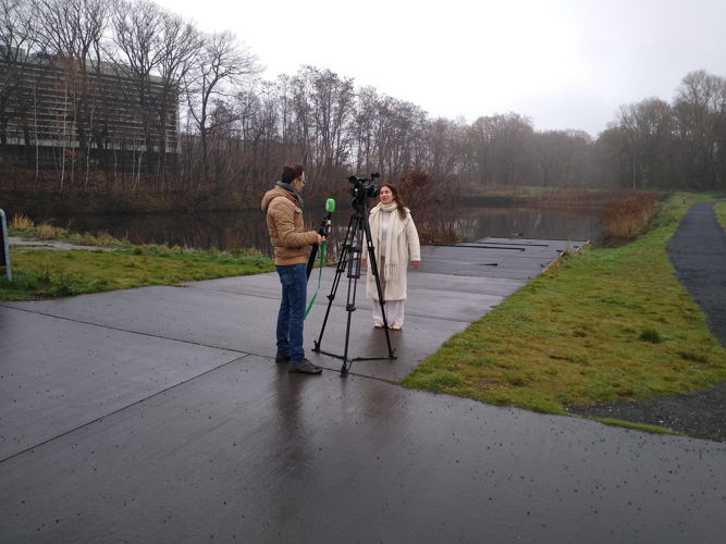 Minister Demir legt uit voor de camera