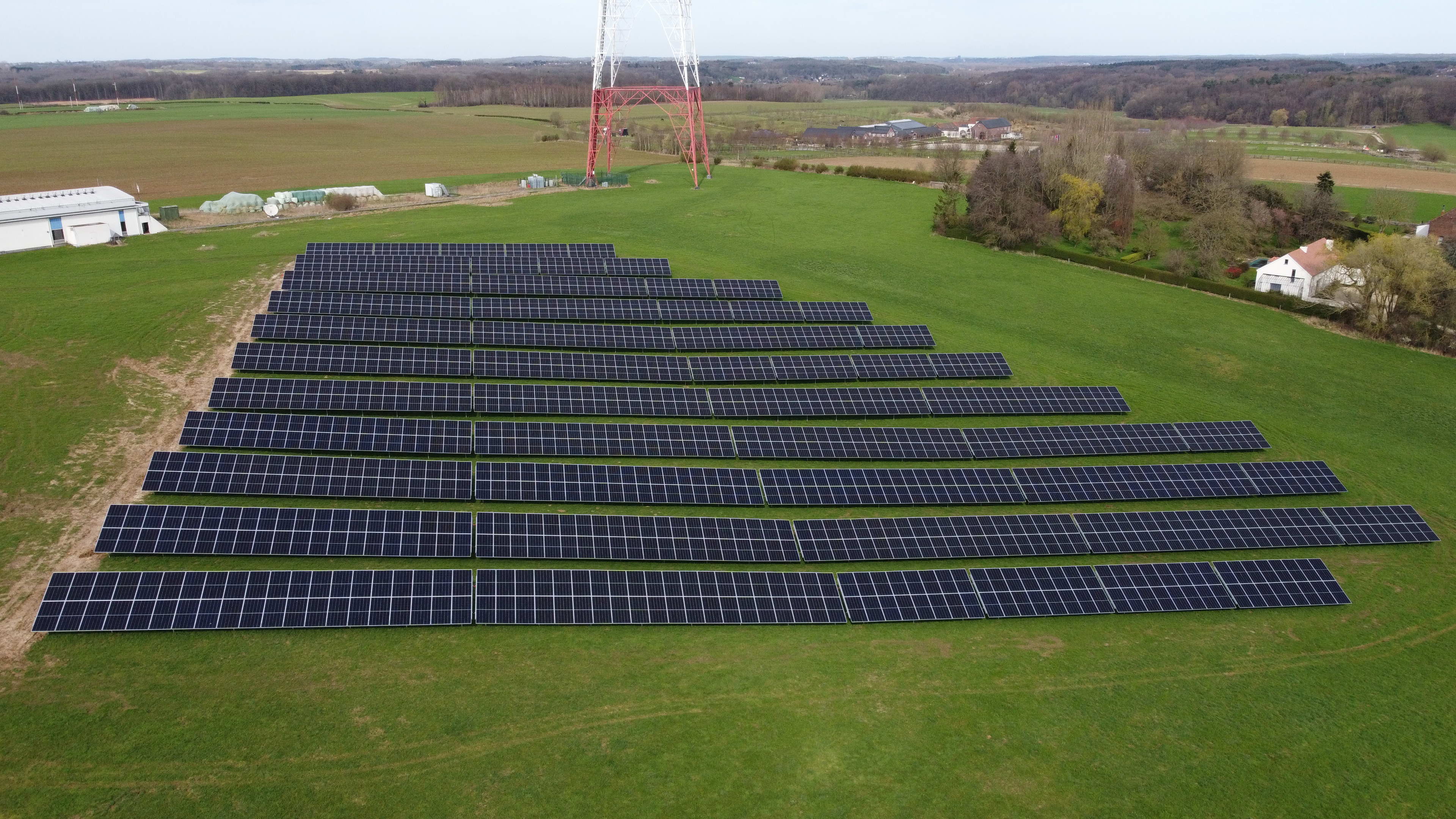 1 515 panneaux solaires installés par Dauvister et Newelec sur le site de la RTBF à Wavre 