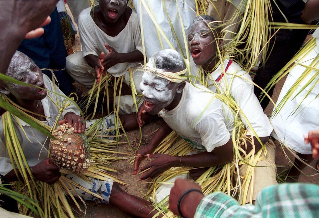 Men played drums and sing during the official celebration of the Durbar festival in Mepe, Ghana, 2000. AKG2314745 © akg-images / african.pictures / Lori Waselchuk / South Photos