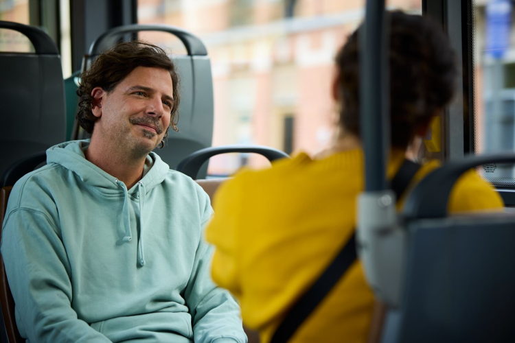 Reiziger in de bus
