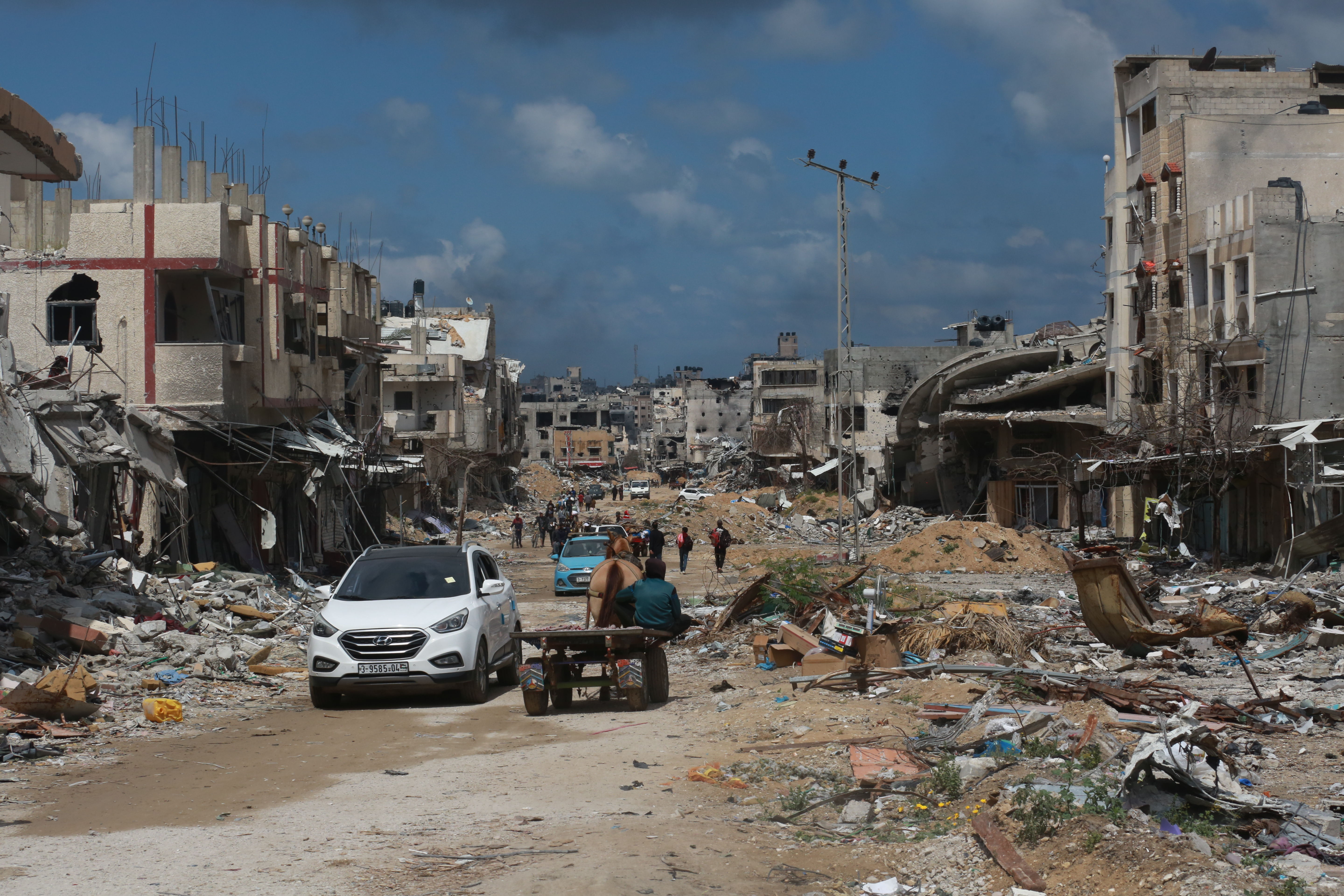 Des palestiniens déplacés reviennent à Khan Younis depuis Rafah. 6 mai 2024. © MSF