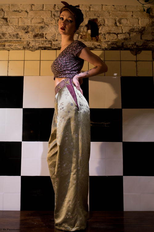 Pantalon Oversize : tentures de satin brodé, déchets de tissus d'ameublement (© Mr Passionne)