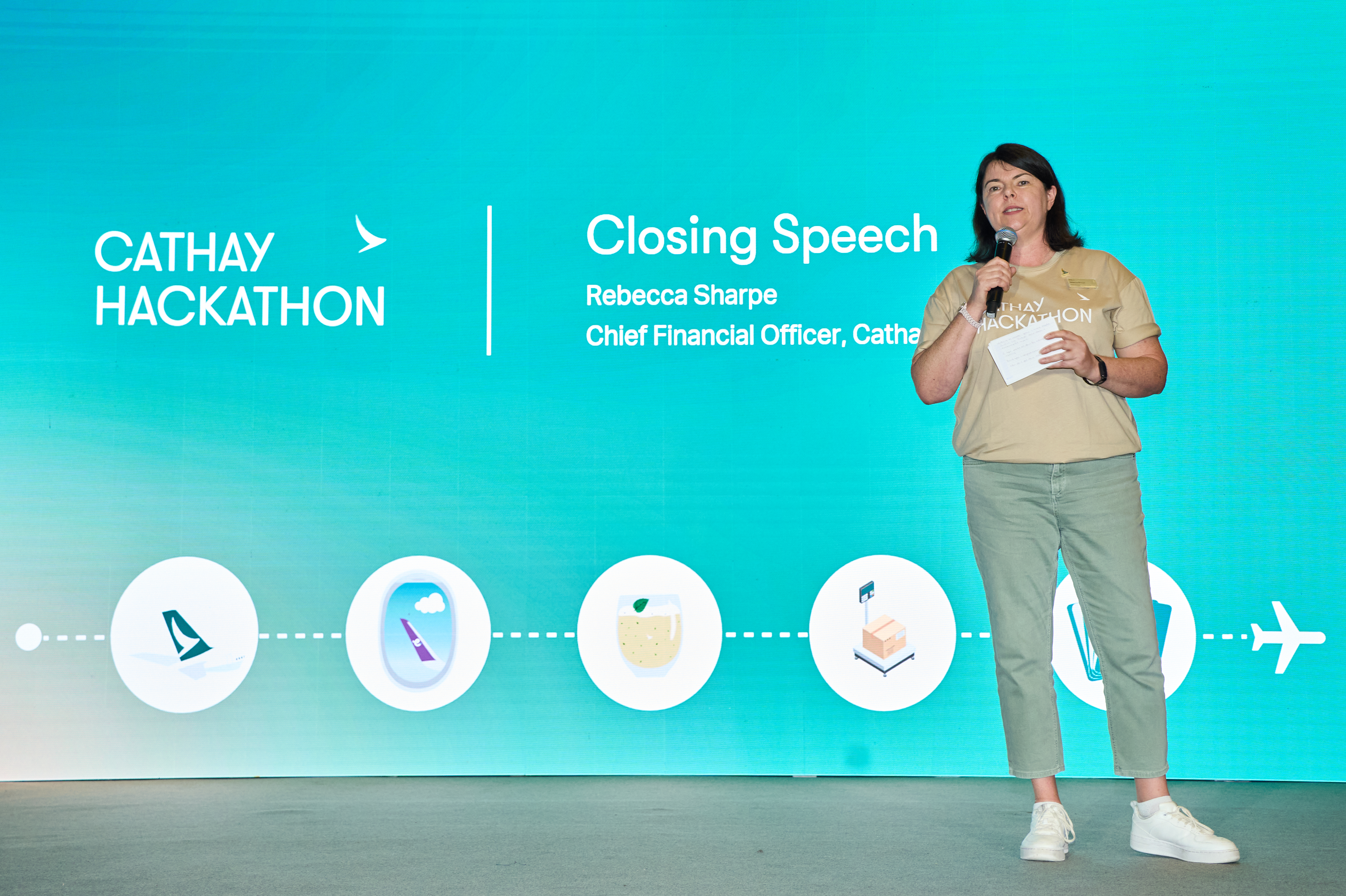 Cathay Group Chief Financial Officer Rebecca Sharpe joined the award ceremony in Cathay City as Guest of Honour