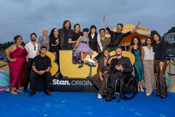 BUMP CAST AND CREW WALK THE BLUE CARPET TO CELEBRATE THE FINAL SEASON ...