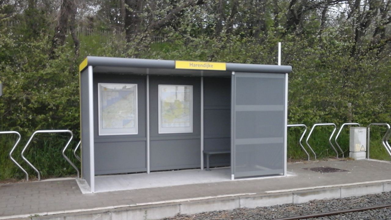 Vandalismebestendig schuilhuisje met geperforeerde stalen wanden in De Haan. (Foto: De Lijn)