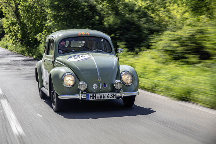 Reseda Green "Pretzel"-Beetle de 1951. Impulsado con una potencia de 60 hp, gracias a un motor con partes de Porsche contemporáneas.