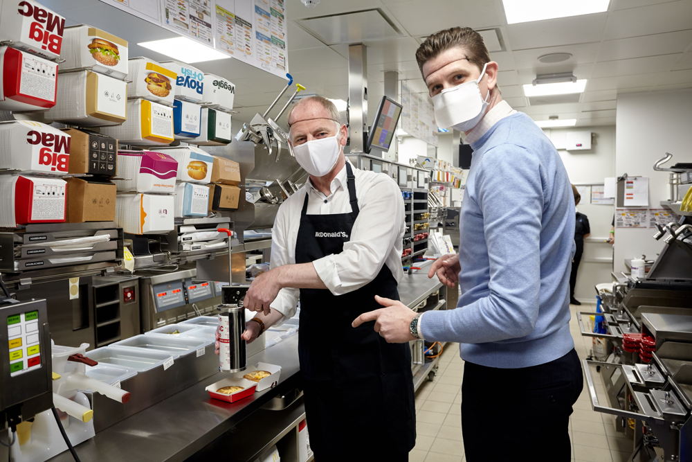 Burgemeester Marino Keulen bakt de eerste Big Mac van Lanaken met Frederic Tavernier