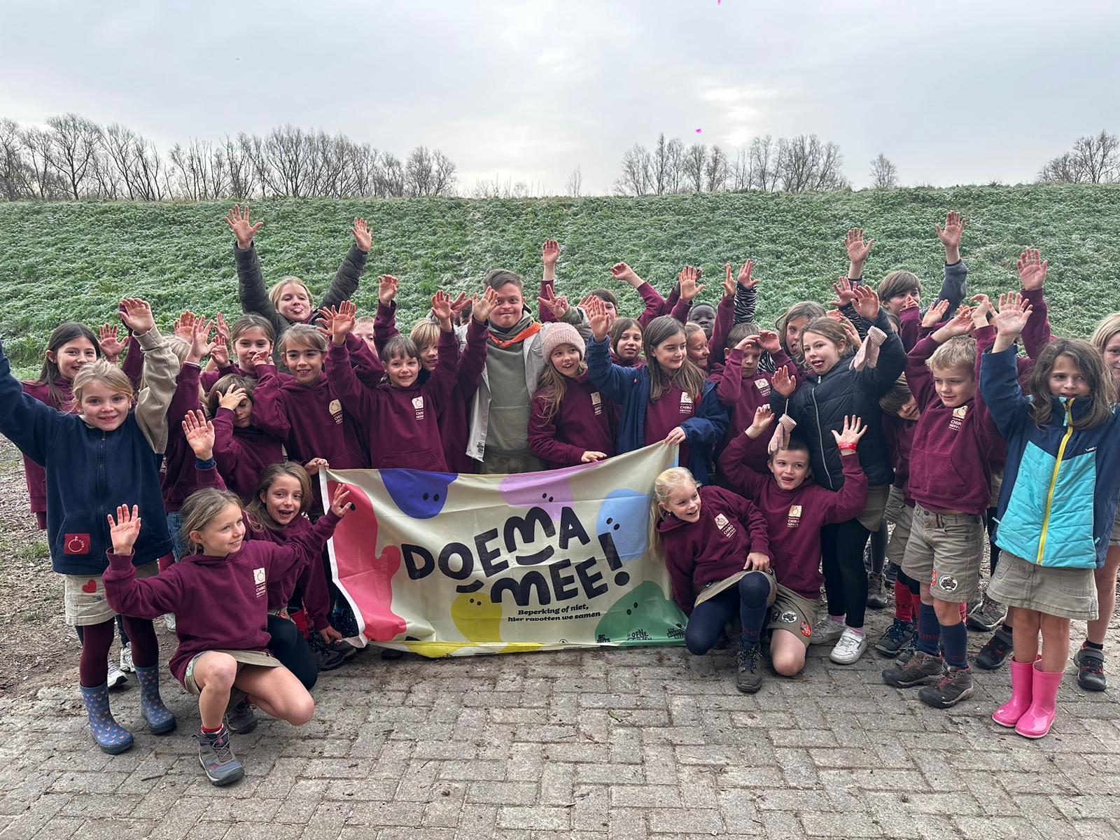 MEER DAN 250 VLAAMSE JEUGDBEWEGINGEN HIJSEN VANDAAG DE DOEMAMEE-VLAG EN TONEN ZO DAT OOK KINDEREN MET EEN BEPERKING ER WELKOM ZIJN 