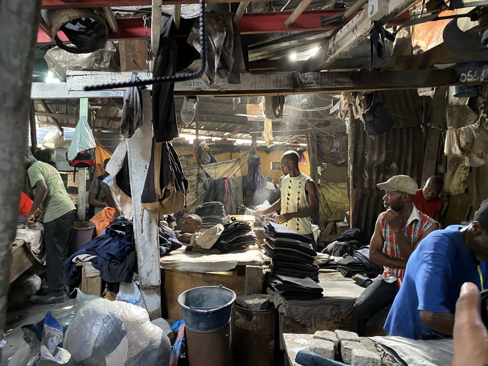 Foto The Or Foundation - Market_Ironing