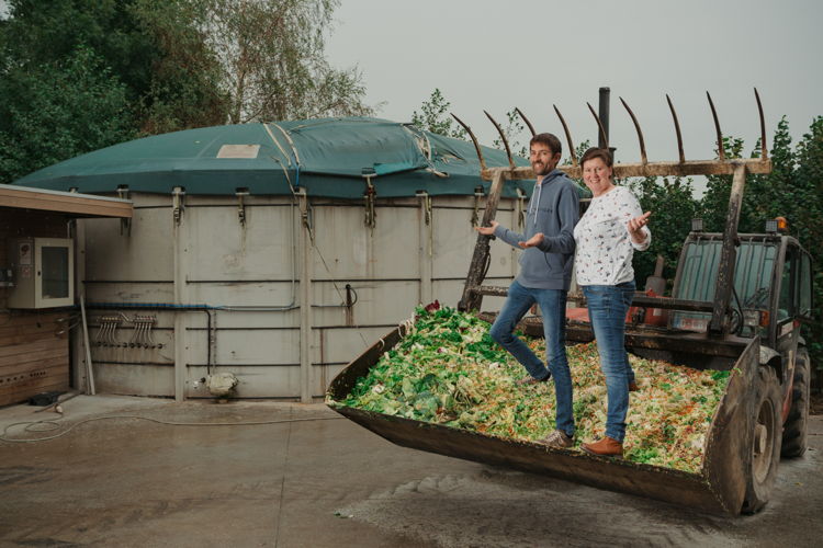 Opwekkers Bart en Mieke bij hun biogasinstallatie ©Illias Teirlinck