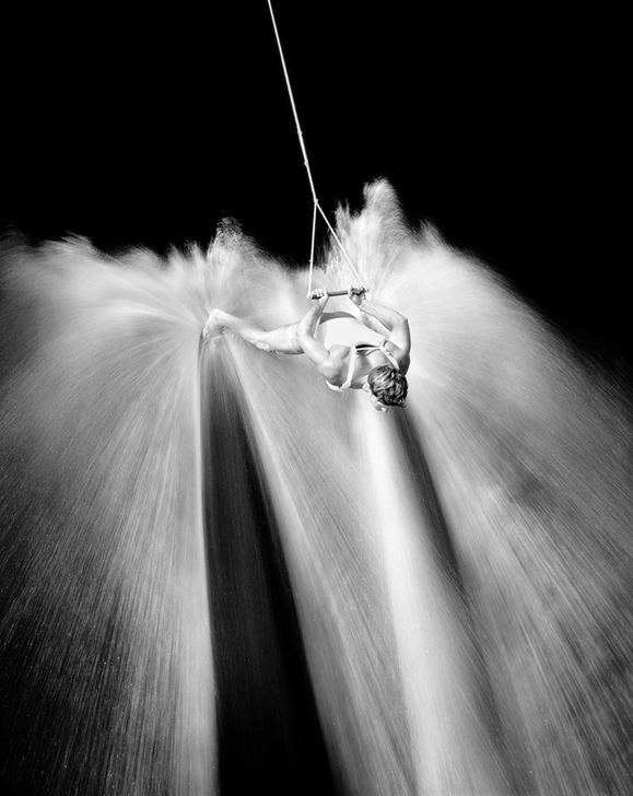 AKG9017166 1970s AERIAL OF ANONYMOUS MAN WATER SKIING BACKWARDS AND BAREFOOT © akg-images / ClassicStock / H. ARMSTRONG ROBERTS