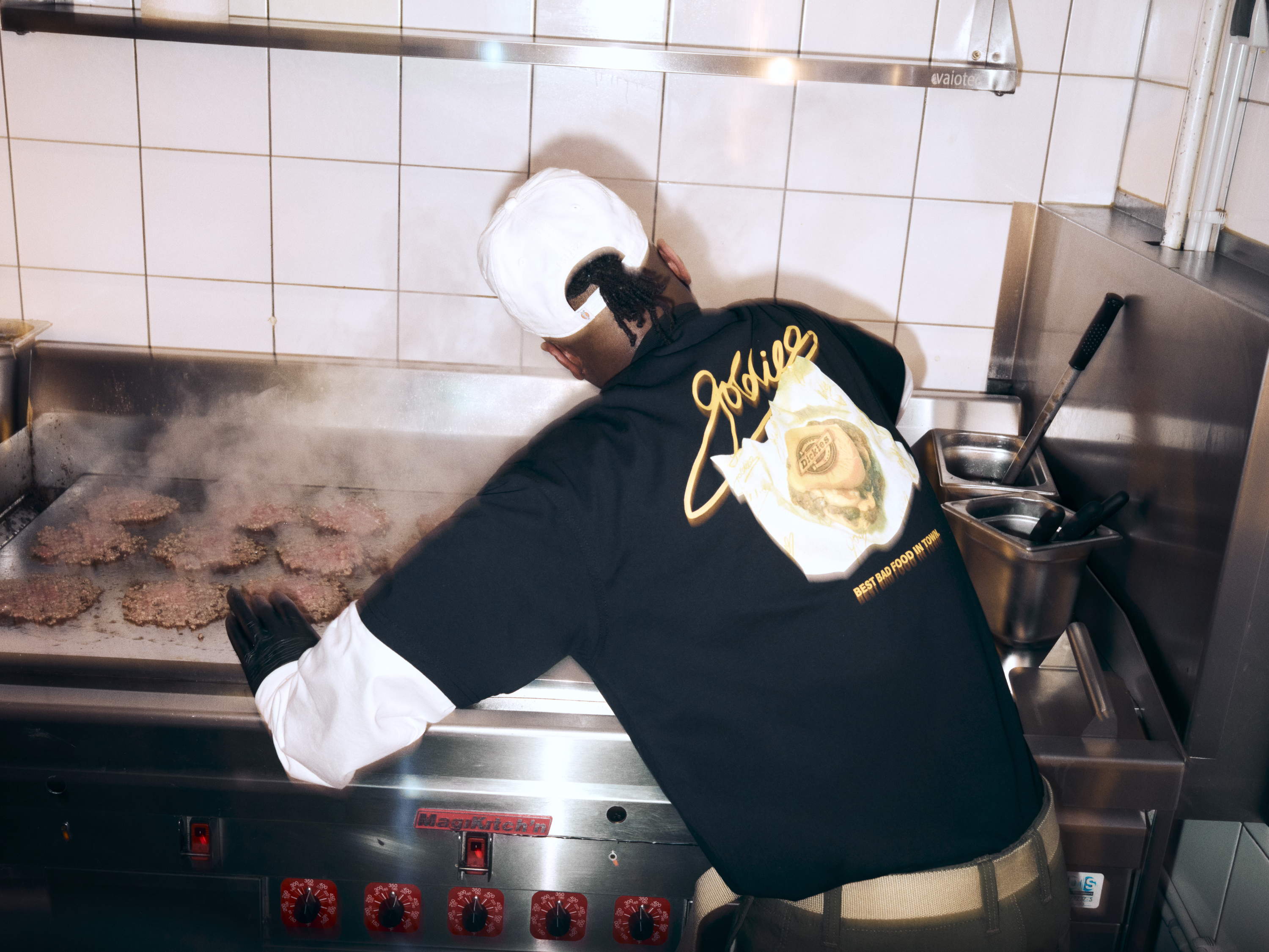Zalando lanceert Dickies x Goldies Smashburger limited-edition capsulecollectie 