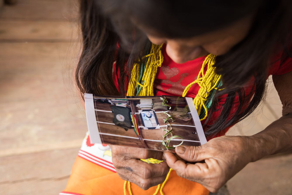 The jaibaná Dilia (healer of the spirit), in Puesto Indio, sutured with palm leaves the photograph of the empty room of a member of the Indigenous guard who was killed. Palm fiber is often used for weaving baskets, an activity that has a strong relationship with the health of the mind and spirit.