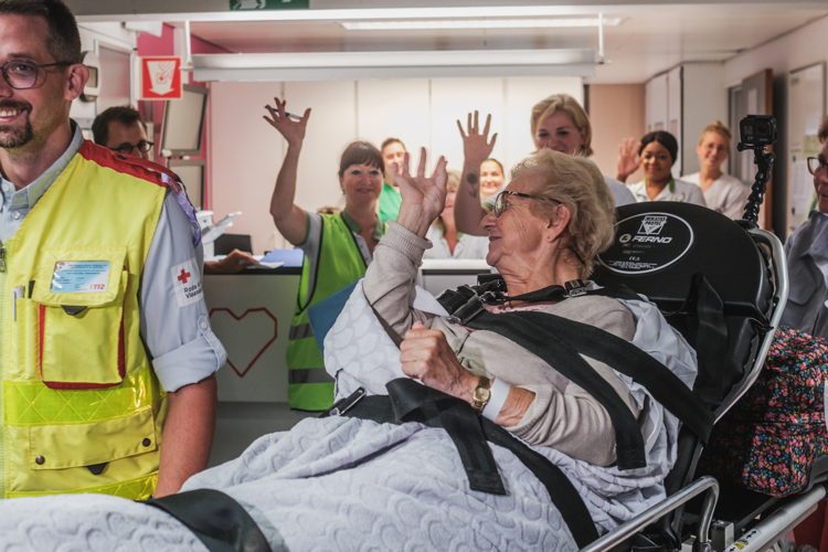 Medewerkers van ZNA Stuivenberg wuiven een van de laatste patiënten van ZNA Stuivenberg uit. Foto: ZNA / Lensmens)