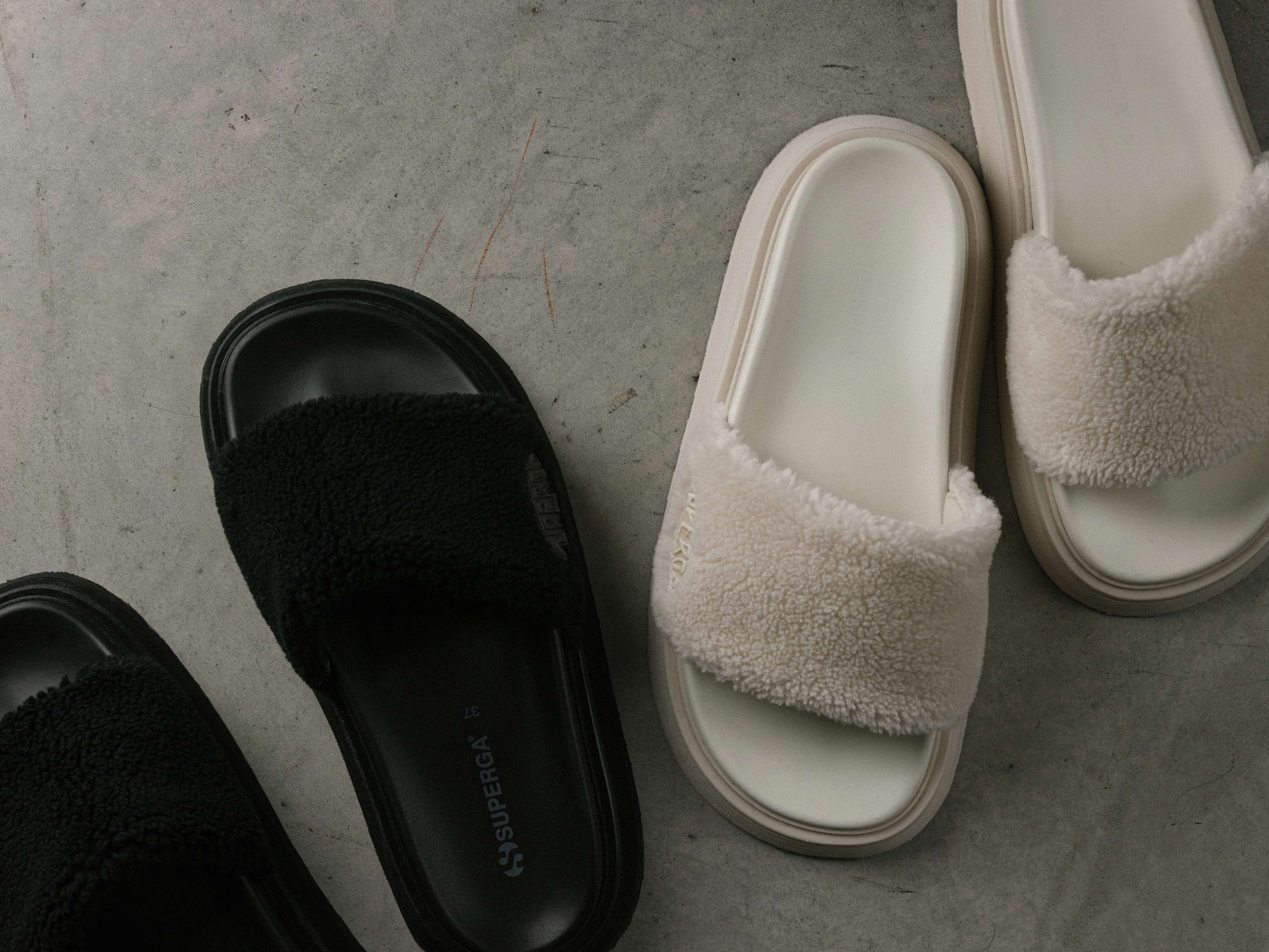 Superga® affrontera l’hiver avec des détails nacrés et de la fourrure écologique