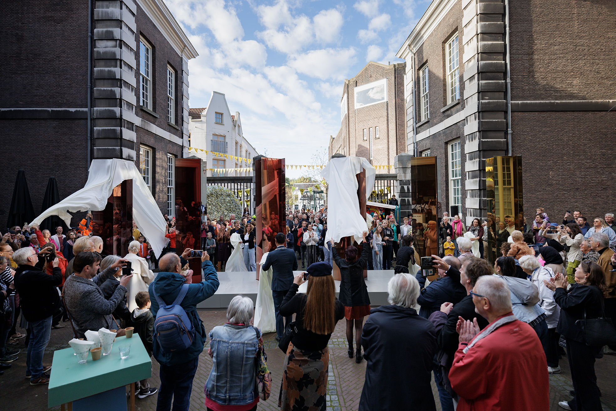 Onthulling 'Light Horizon' van Sabine Marcelis op het museumplein van Stedelijk Museum Schiedam, foto Aad Hoogendoorn