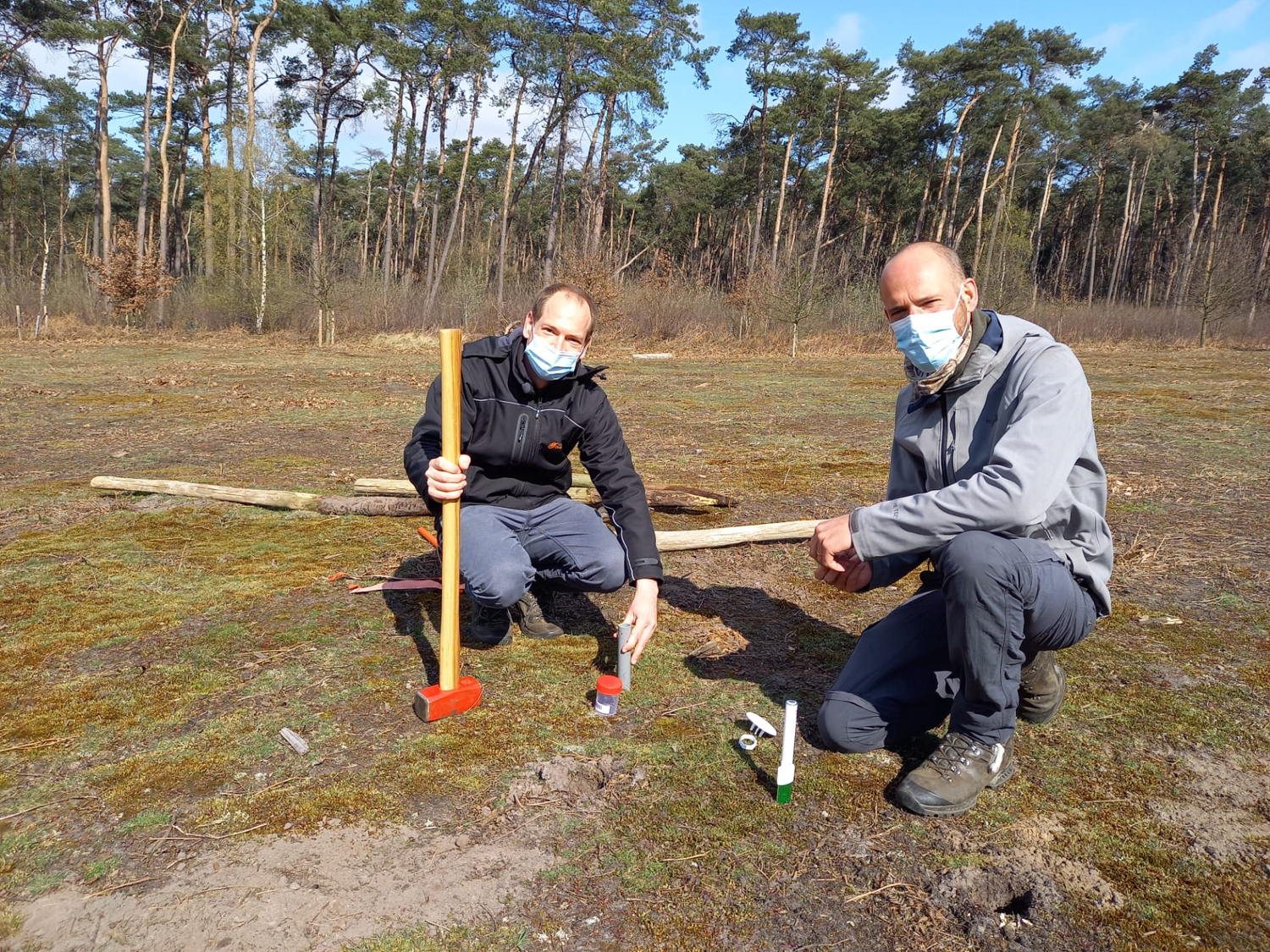 medewerkers van dienst Klimaat nemen bodemstaal en installeren meetsonde.