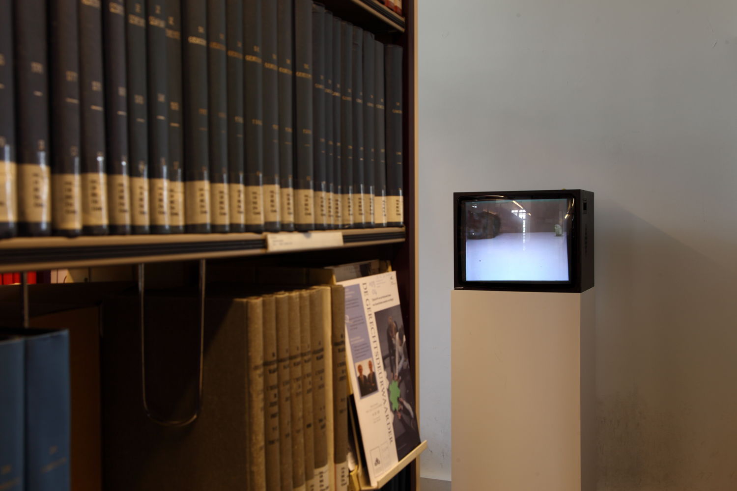 Installation view of the exhibition 'Entre nous quelque chose se passe...' in the Library of the Faculty of Law, KU Leuven.
Artist and work: David Claerbout, Cat and bird in peace (1996)
Photo © Dirk Pauwels