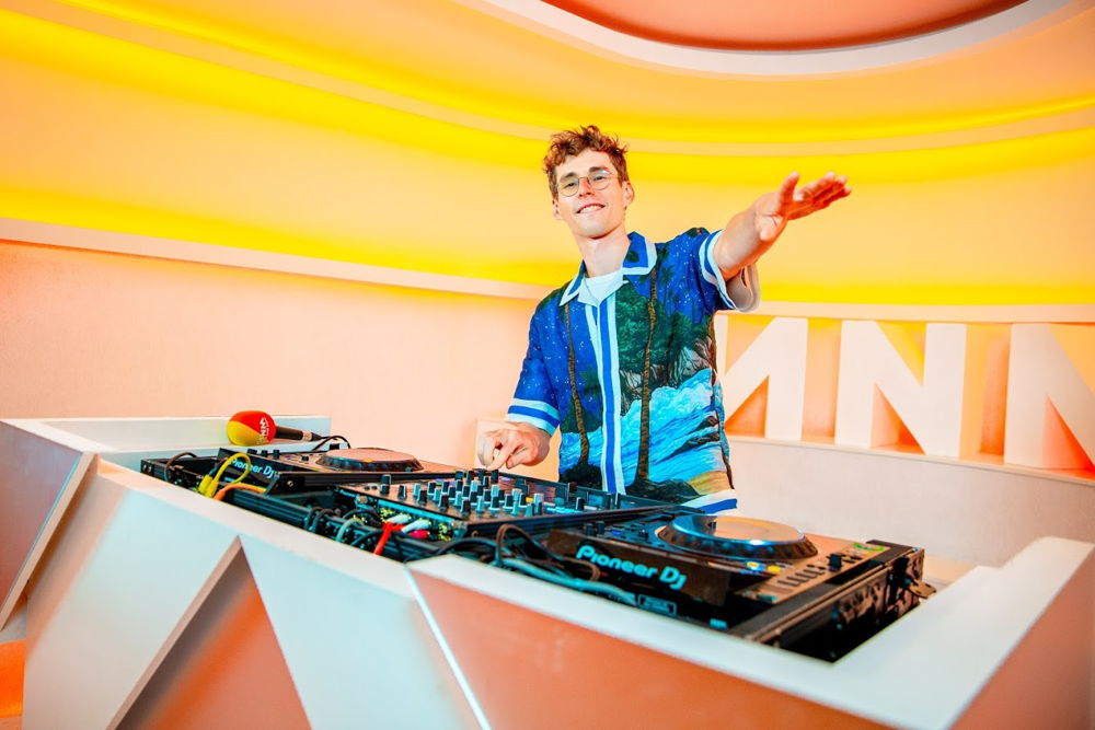 (c) - VRT - MNM Party
