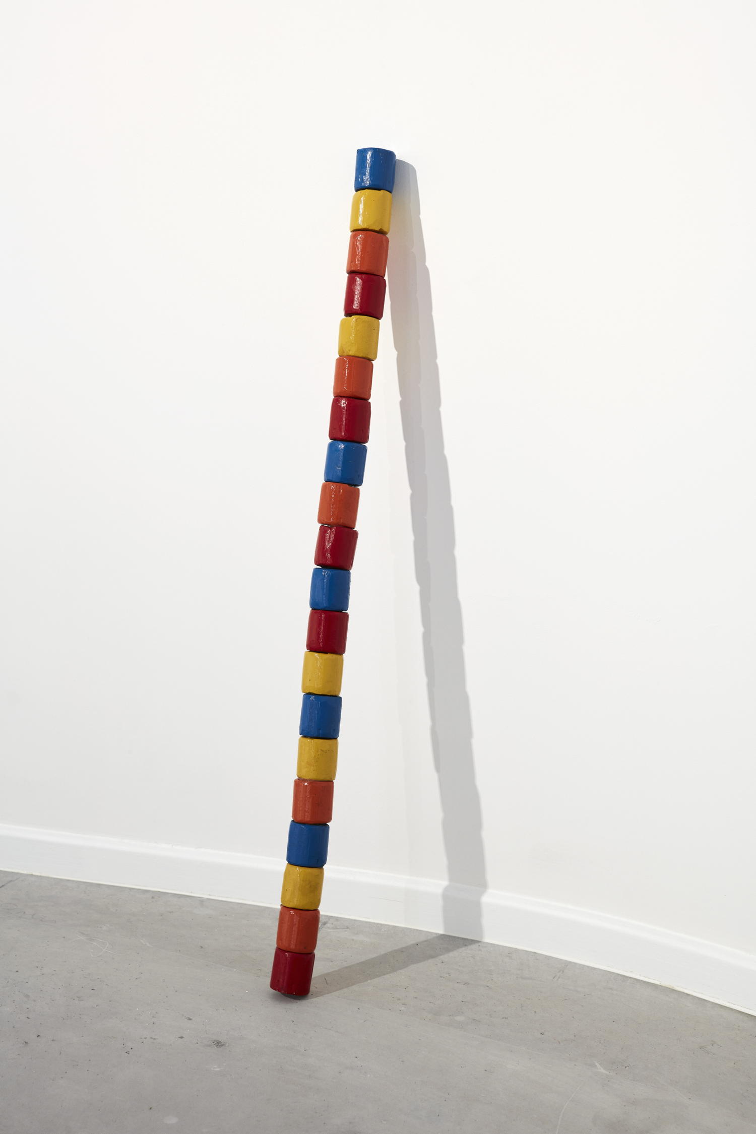 André Cadere, Barre de bois rond A 00321040. Exécuté en 1977. Vingt segments de bois peints et assemblés, 82.5 x 4 cm. Courtesy : Collection Fondation CAB Bruxelles, Saint-Paul-de-Vence