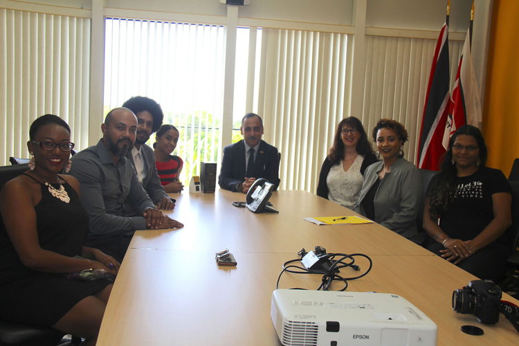 De gauche à droite : 
Laurence BIRON, Responsable du Bureau international de PARALLEL 14, Yoane PAVADÉ et Saïdou BERNABÉ, co-fondateurs et Présidents de PARALLEL 14, Camille SELVON ABRAHAM, Directrice du Programme d'Études d'Animation de l'Université de Trinidad & Tobago et Pr. Sarim AL-ZUBAIDY Président de l'Université de Trinidad et Tobago à l'époque de la signature du partenariat entre les deux établissements à Trinidad, Katy GAINHAM, Directrice adjointe et Professeur de Musique à l’Académie des Arts de la Scène de l'Université de Trinidad et Tobago, Florence LOUIS-EDOUARD, Senior Manager du Bureau international et Financement des Subventions de l'Université de Trinidad et Tobago, Emmanuelle GRADUEL, étudiante à Parallel 14 à l'époque (aujourd'hui diplômée et travaillant à Paris)