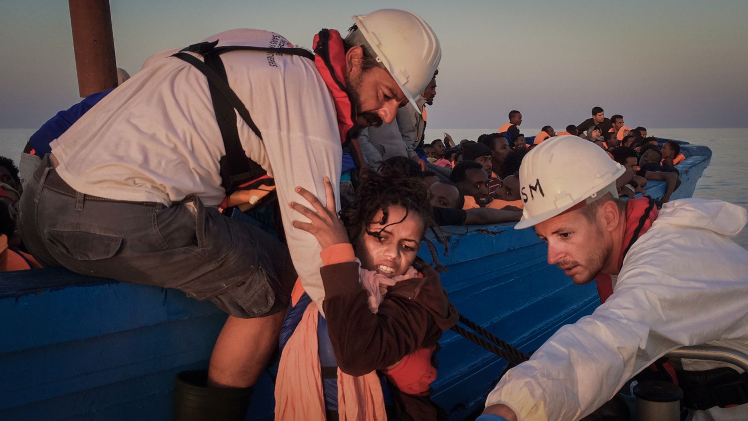 Een meisje wordt uit een boot met 350 mensen gehaald en op de Dignity l gezet