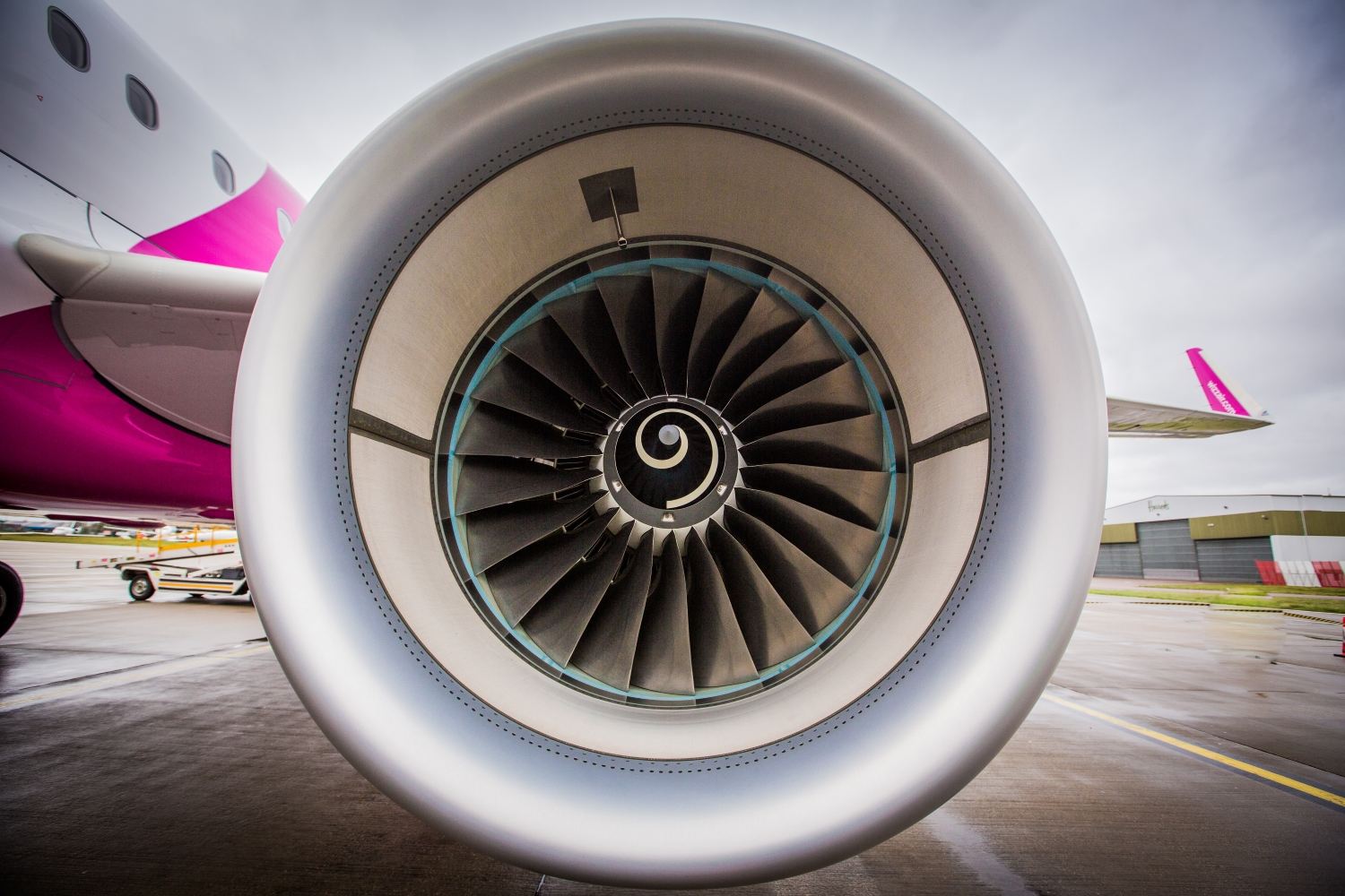 WIZZ AIR EN NESTE ONDERTEKENEN OVEREENKOMST LEVERING VAN DUURZAME VLIEGTUIGBRANDSTOF