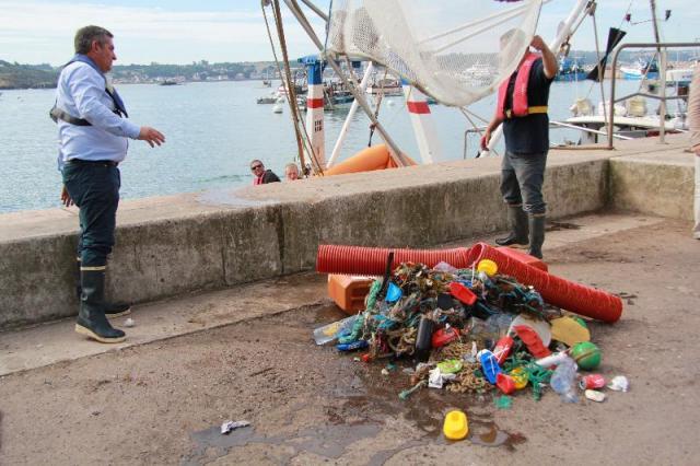(Photo Ouest France) Thierry Thomazeau empties the trawl during the demonstration