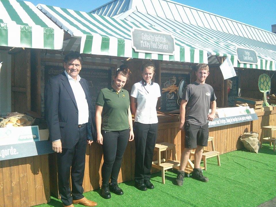 Franchisenemer Freddy Haenen, samen met 2 medewerkers en een bezoeker op de Open Markt in Wijnegem