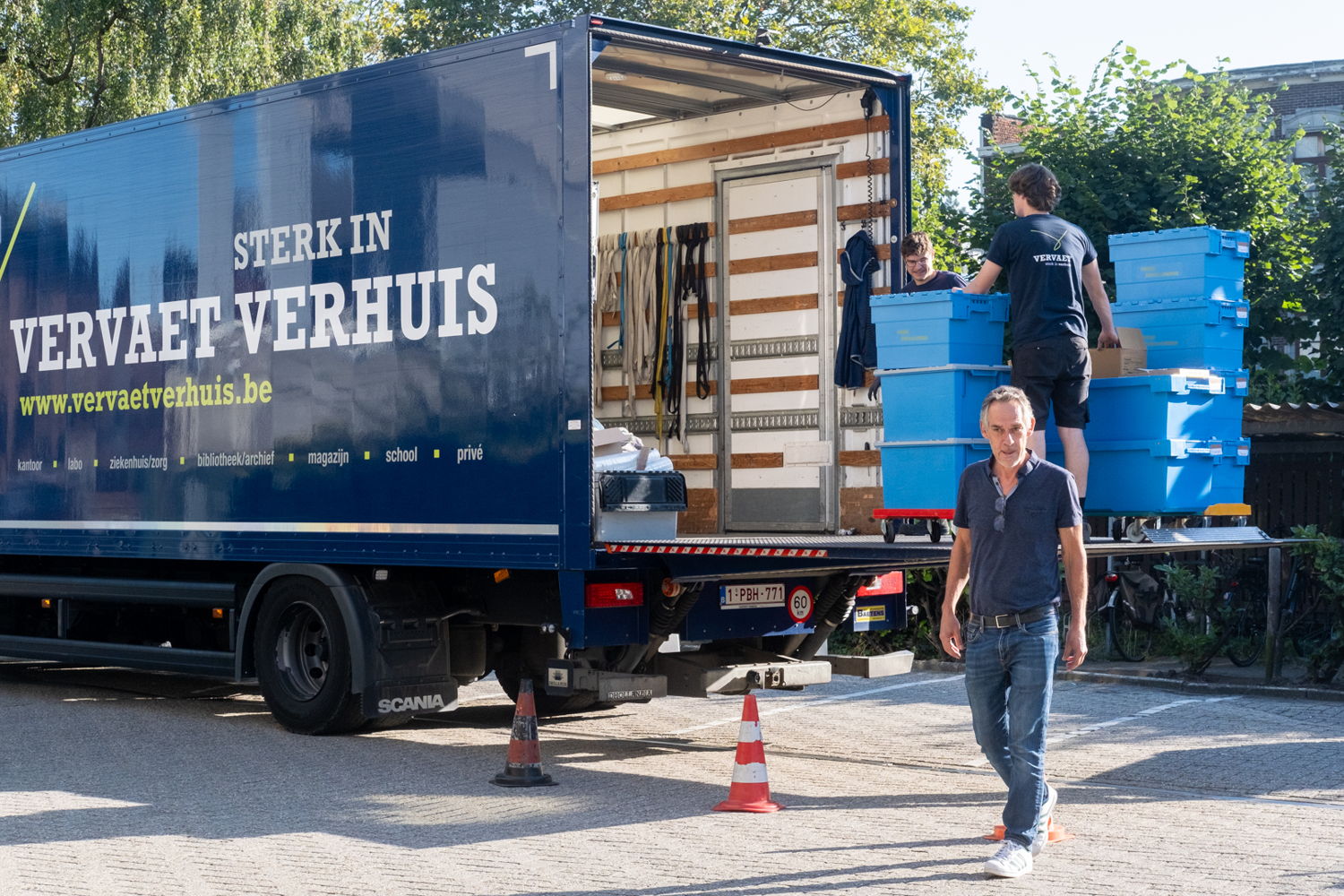 Medewerkers van verhuisfirma Vervaet laden een vrachtwagen met materiaal dat verhuist naar ZNA Cadix. Op de voorgrond: coôrdinator materialenverhuis Luc Pieters. (Foto: ZNA)