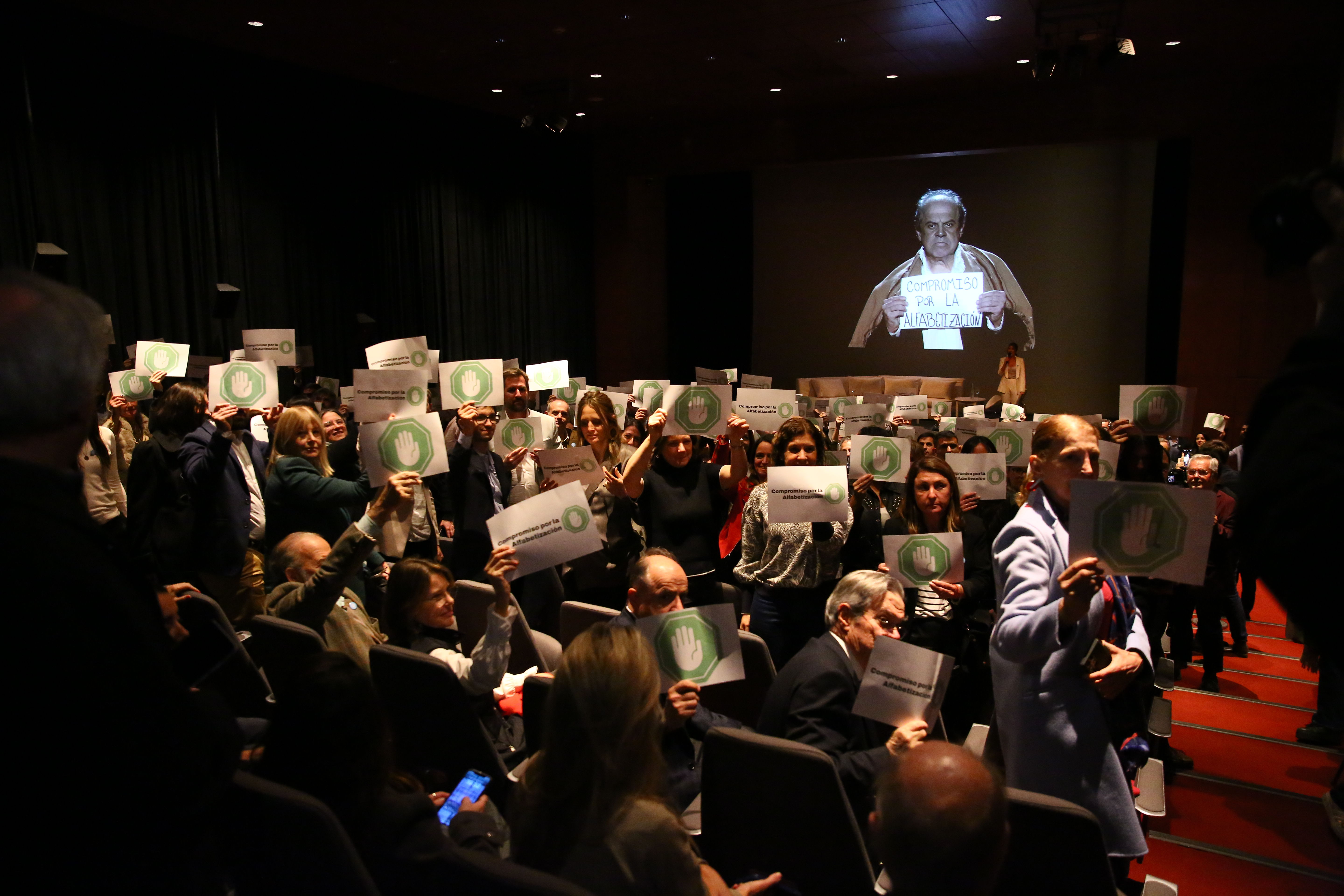 Domingo F. Sarmiento, recreado con inteligencia artificial, interpeló al auditorio a trabajar por la alfabetización inicial en todo el país.