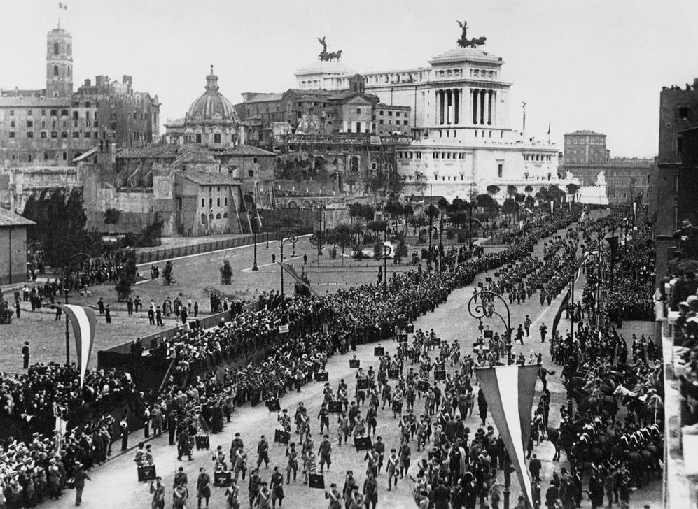 AKG1039834 Celebration of the 10th anniversary of the “March on Rome”, October 28, 1932 (inauguration of the Via dell’Impero and the Foro Mussolini, today Foro Italico) © akg-images
