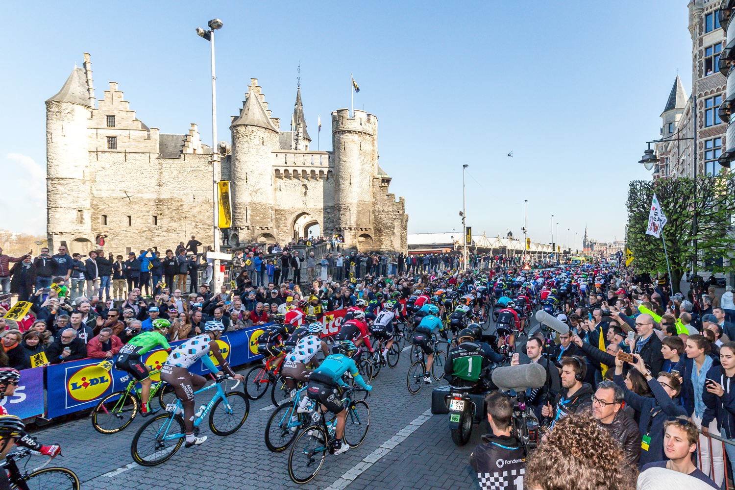 De start van de Ronde van Vlaanderen in Antwerpen. (foto: stad Antwerpen)