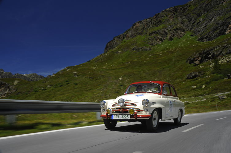 The ŠKODA 440 Spartak from 1957 makes the hearts of classic car fans beat faster. Following major restoration two years ago, the compact saloon is heading to the start at Lake Constance.