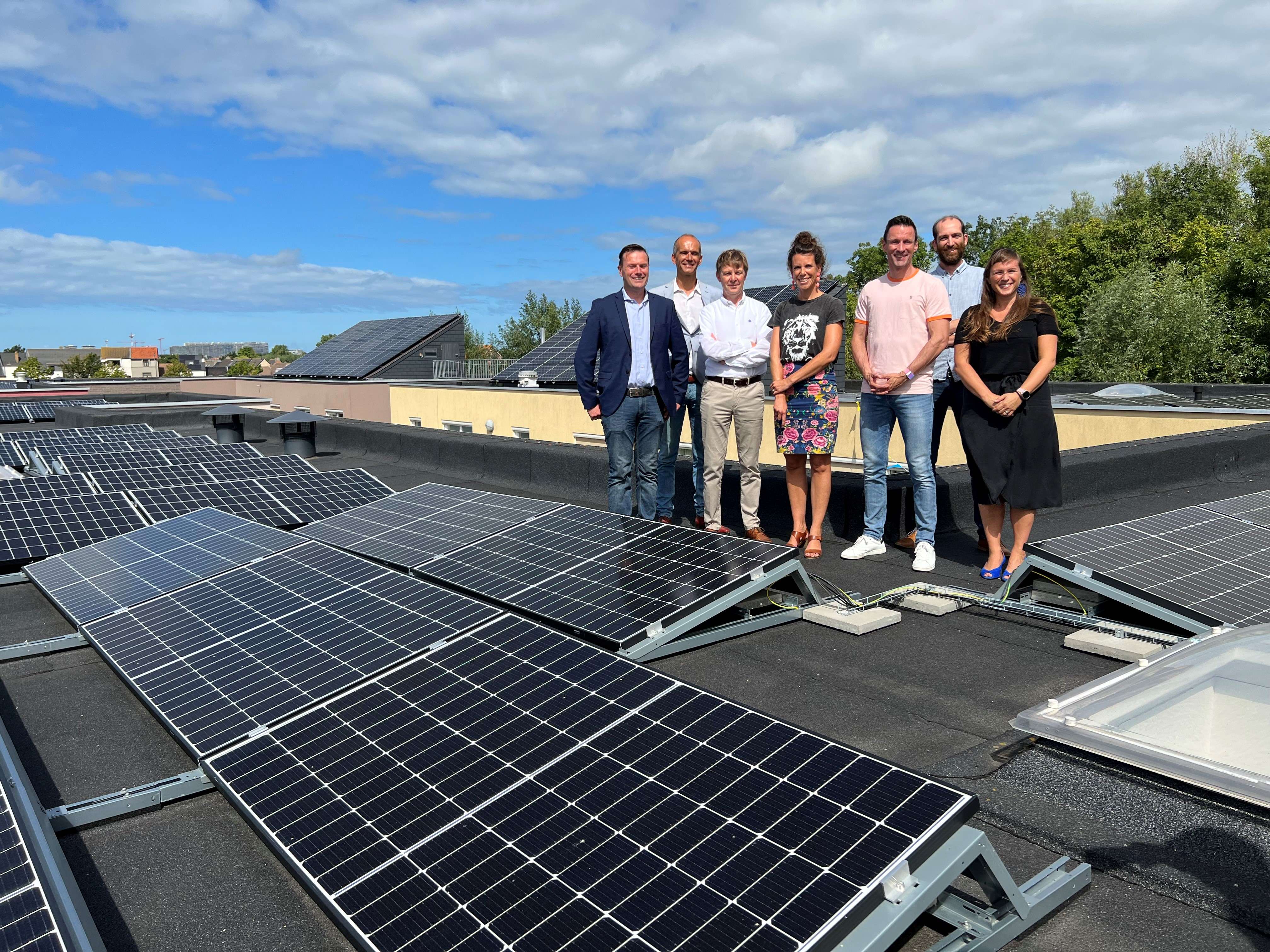 Op het dak van begeleidingstehuis De Brem in Oostende werden deze zomer zonnepanelen geplaatst. Binnenkort krijgt de verlichting nog een upgrade en wordt ook de aansturing van de verwarmingsinstallatie geoptimaliseerd.