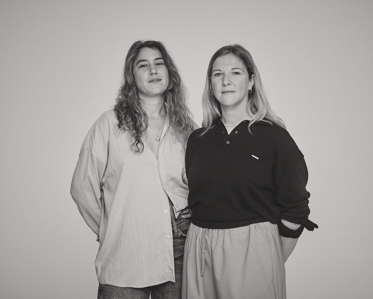 Evelyn Simons (l) & Laure Decock (r). Photo by Sander Muylaert (254 Forest), clothing by ICON
