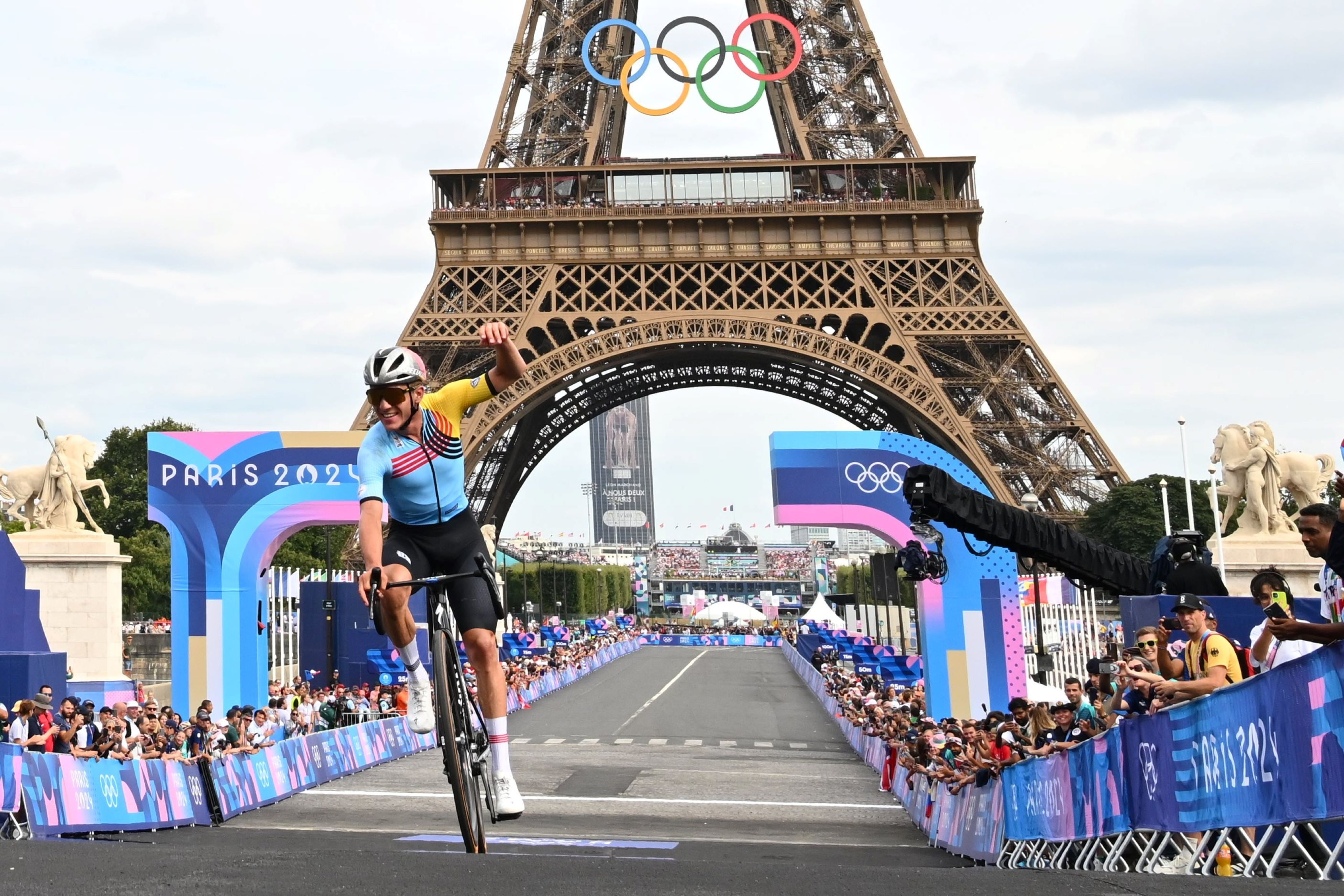 Remco Evenepoel crosses the finish line in the road race © VINCENT KALUT / PHOTONEWS