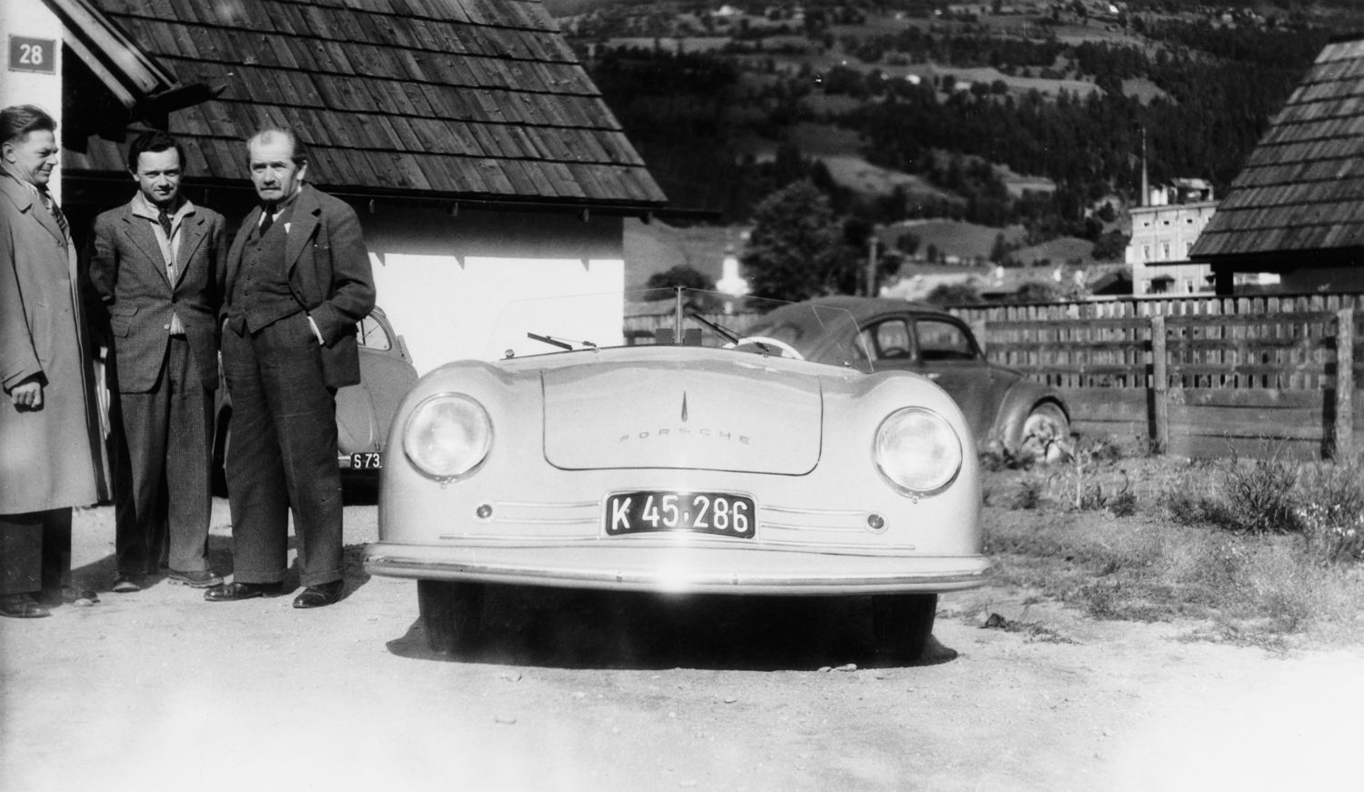 1948. Ferdinand Porsche (der.) junto al Porsche 356 'No. 1'