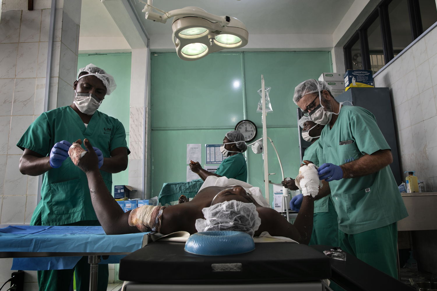 Les chirurgiens de MSF soignent Paul* , qui a été agressé sur la route par des hommes armés qui l'ont torturé et lui ont tiré dessus à cinq reprises. Il a survécu à ses blessures et est soigné à l'hôpital St Mary de Bamenda, au nord-ouest du Cameroun.
(*le nom a été changé pour des raisons de sécurité) 