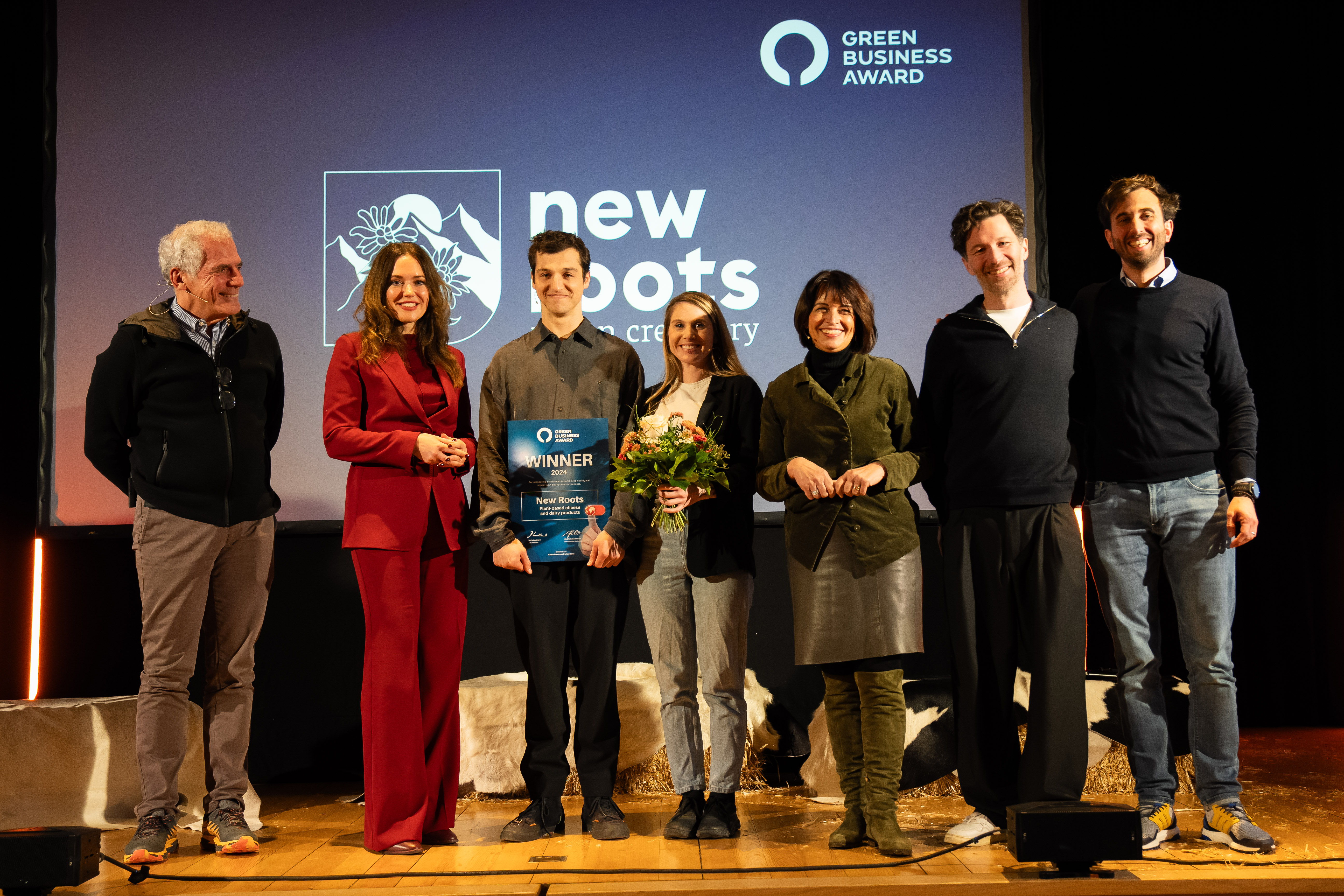 V.l.n.r Anton Affentranger (Executive Chairman von Selfrag), Patrizia Laeri (Jurymitglied Green Business Award und CEO elleXX), Freddy Hunziker und Alice Fauconnet (Gründer-Duo von New Roots), Doris Leuthard (Jurypräsidentin und alt Bundesrätin), Florian Schaffner und Raphael Studer (CFO und CEO von Algrano)