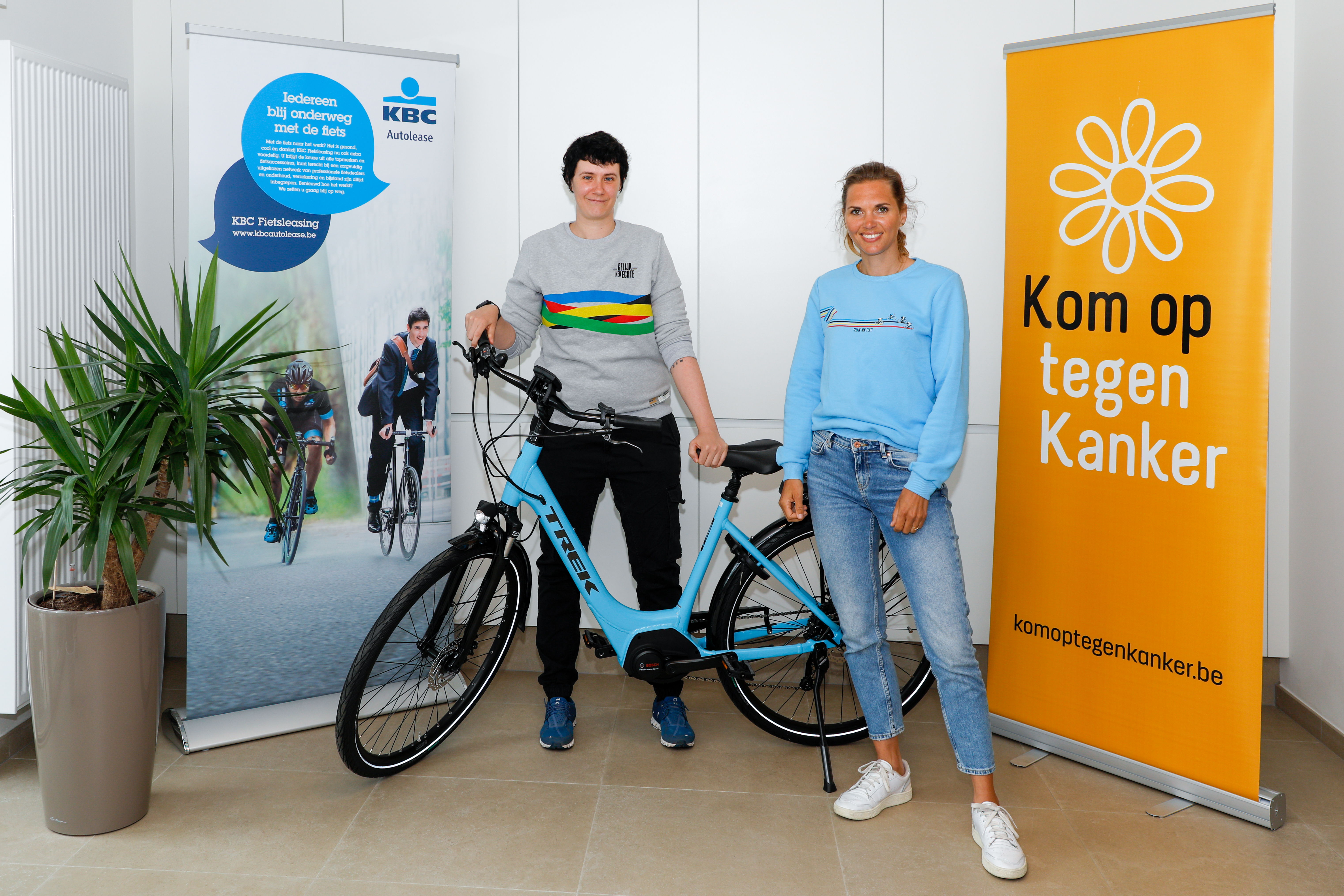 Tamara Carlier, winnaar Gelijk nen Echte-fietschallenge en Ine Beyen, kopvrouw van de Gelijk nen Echte-ploeg