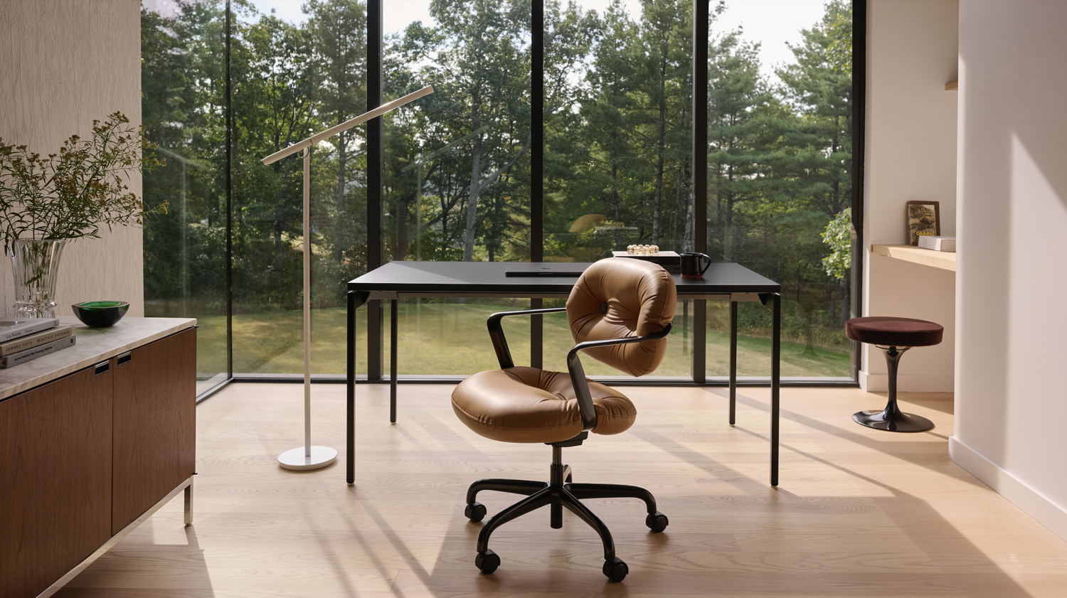 Morrison Hannah task chair in Hafnia leather with Antenna Desk. Courtesy of Knoll.