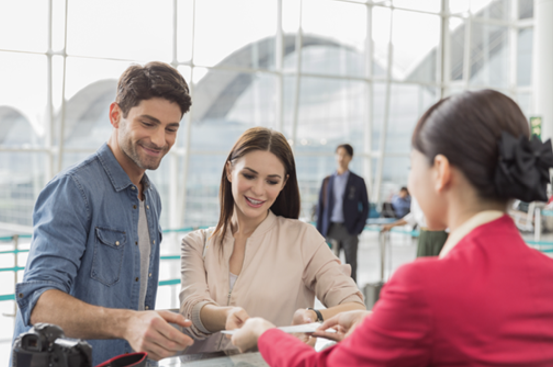 Cathay continúa a la vanguardia del sector con la incorporación de Klarna