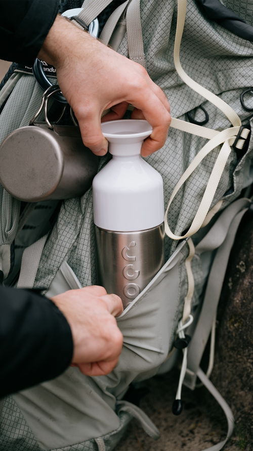 7160_Dopper_Insulated_Silver_580ml_Lifestyle_Outdoor_05_1080x1920