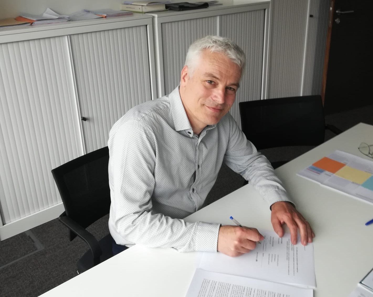ondertekening contract EIP-AGRI Support Facility door Toon Denys, gedelegeerd bestuurder VLM